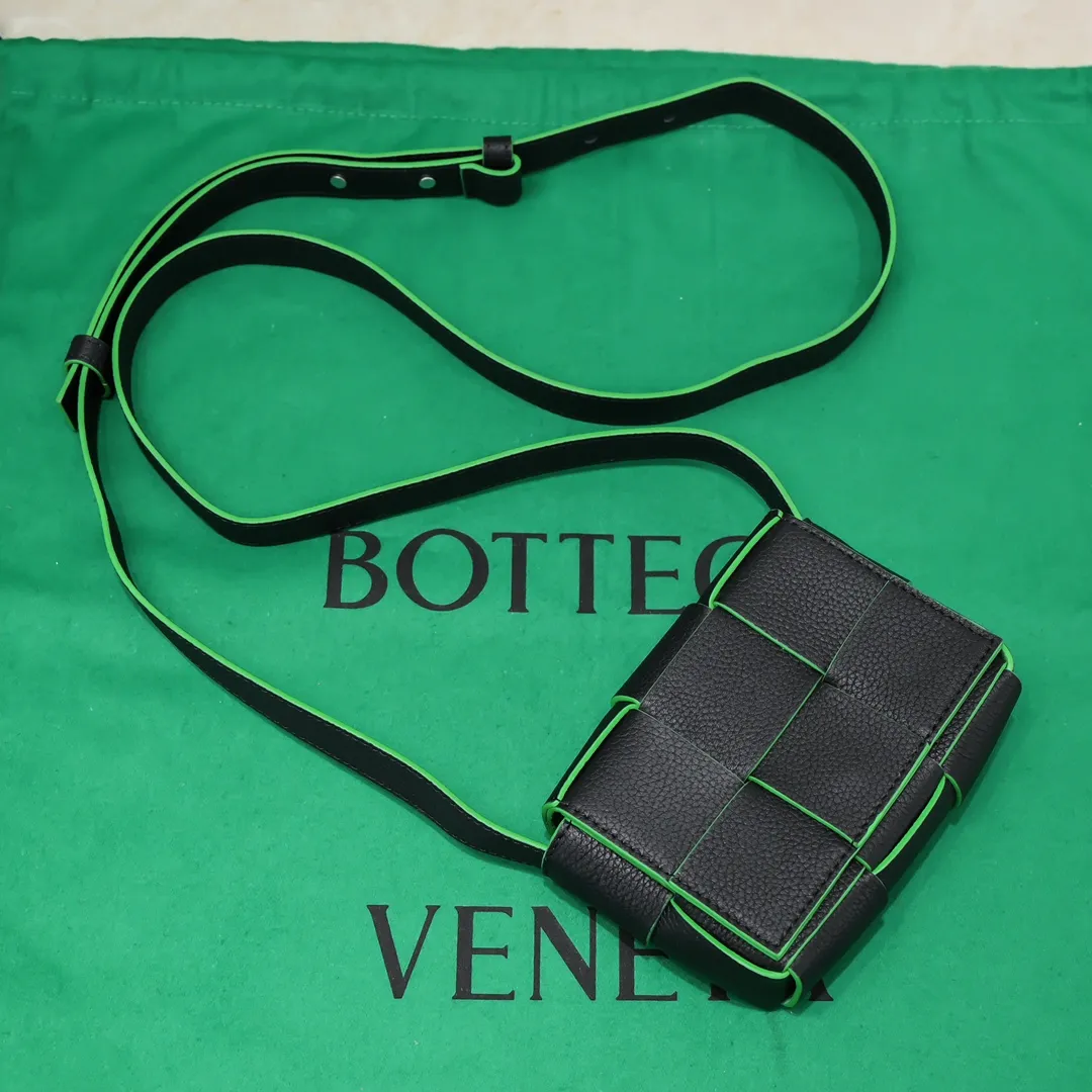 #B家’s new sheepskin checkered Mini cassette Bag. New style in mud and white color combination🎈 This little cutie has been blown away before it’s shipped. Available in waxed leather/sheepskin. Both leathers have a special texture to the touch. A cute little cutie with stunning looks. Super delicate and cute. Although it can’t fit a mobile phone, it can hold a lot of everyday cuties. It can be used as a decoration or a small bag. The mini Tabby can always add points to the look just right. A cute little girl who has a 100% chance of turning heads when traveling. The same style as Get’s. The shoulder strap and cross-body length are just right. Perfect~ Size: 12x8x4, model number; 6813#